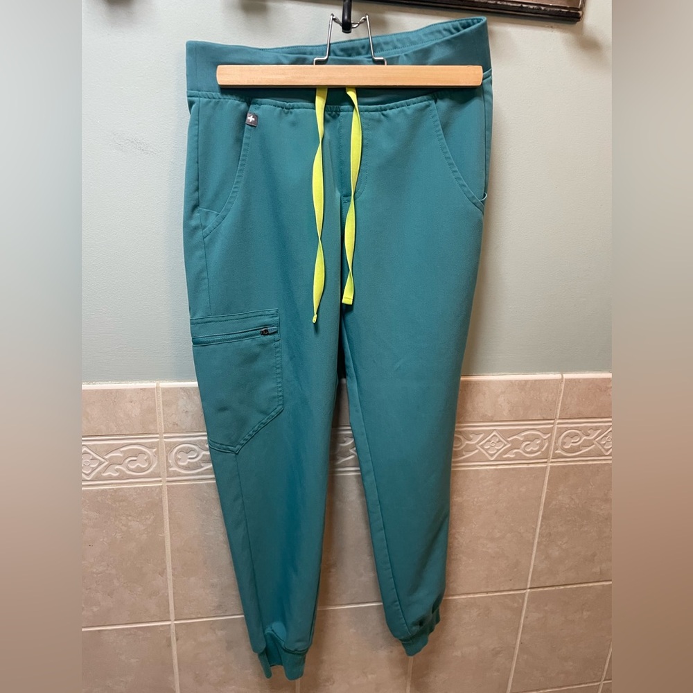 Like New Petite Figs Zamora Joggers in Marine